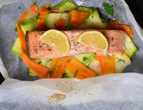 Salmón en papillote con calabacín y zanahoria