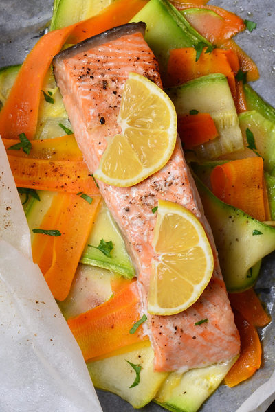Salmón en papillote con calabacín y zanahoria