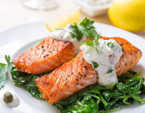 Salmón al vapor con espinacas y salsa de mostaza