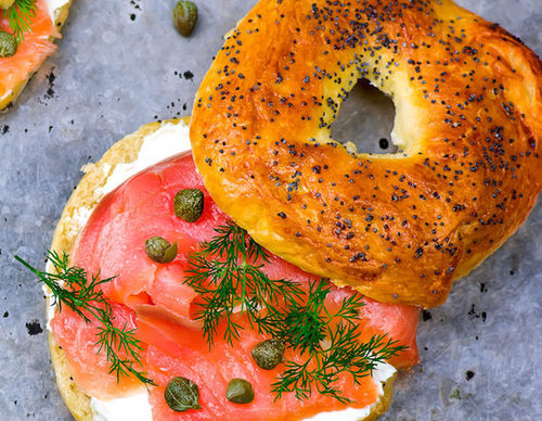 Bagel de salmón ahumado