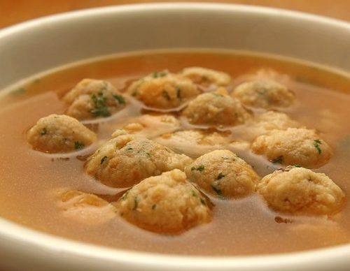 Sopa campesina con albóndigas de pan