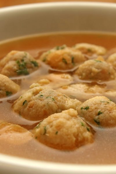 Sopa campesina con albóndigas de pan