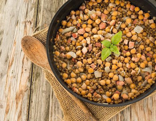 Garbanzos con bacon y cebolla