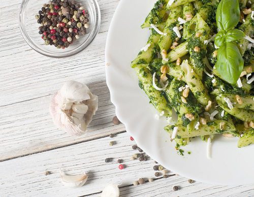 Macarrones con pesto de aguacate