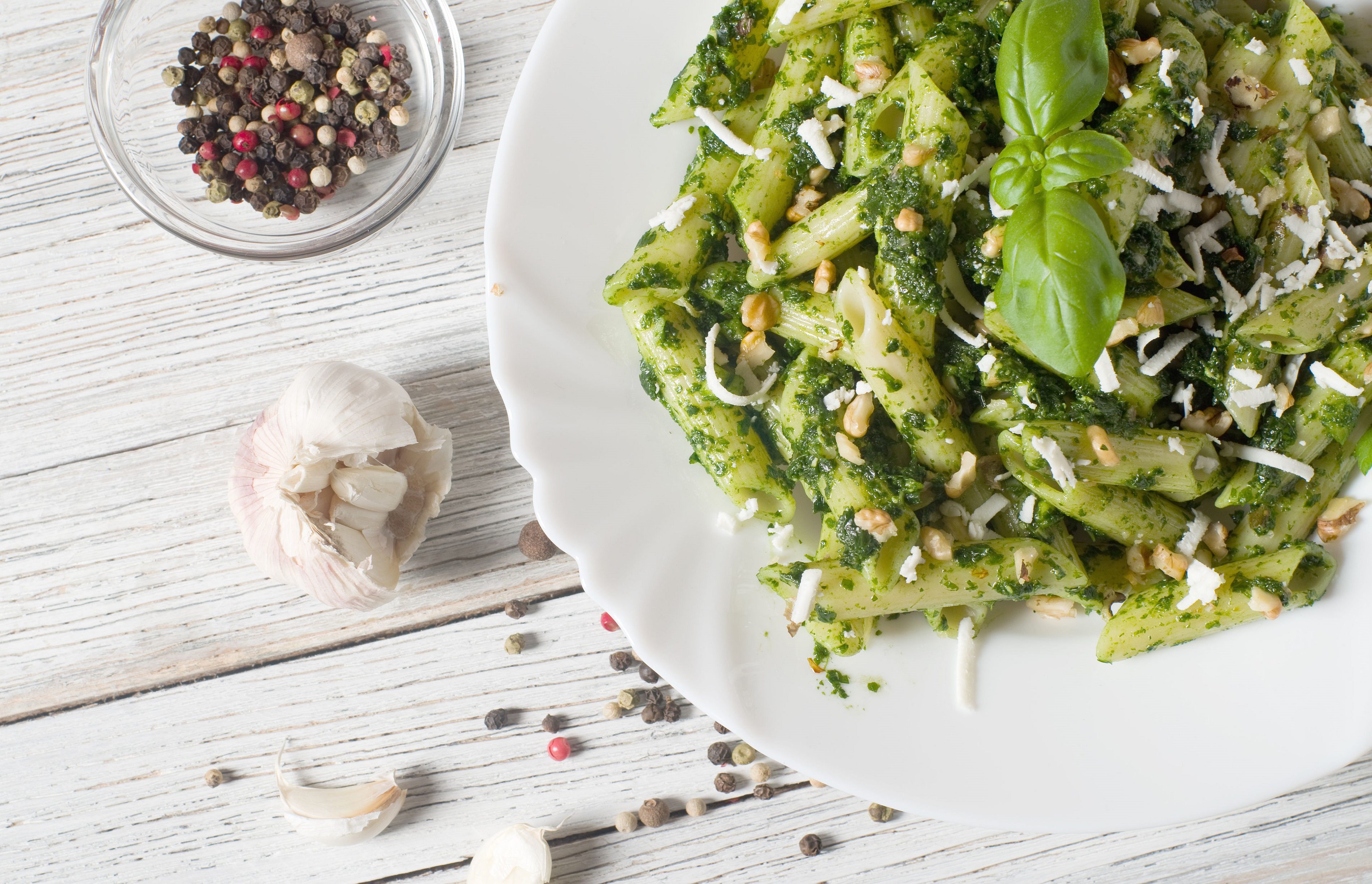 Macarrones con pesto de aguacate