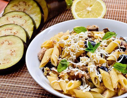 Ensalada de pasta con berenjena