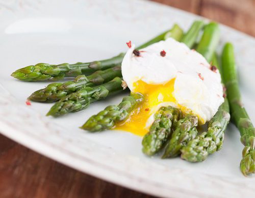 Espárragos con huevos escalfados y parmesano