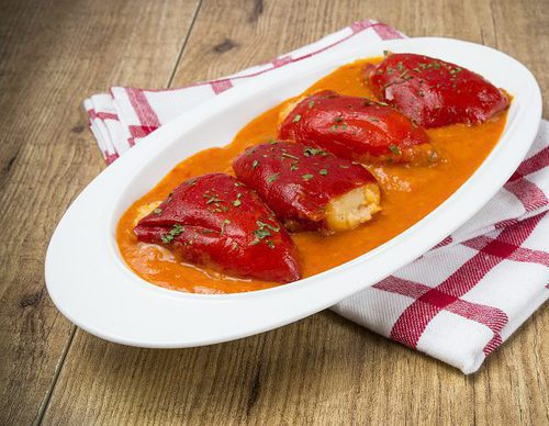 Pimientos del piquillo rellenos bacalao y gambas