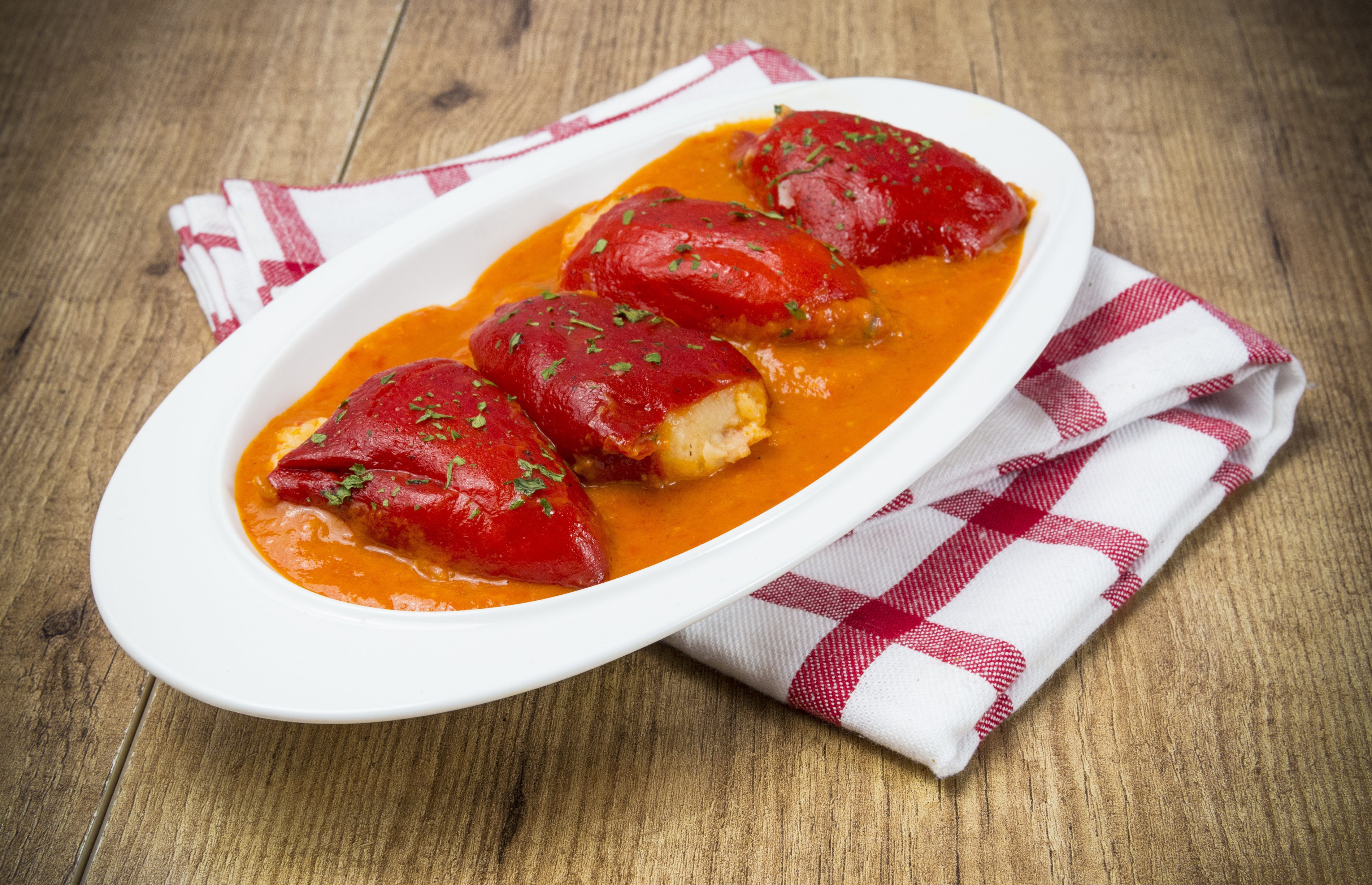Pimientos del piquillo rellenos bacalao y gambas