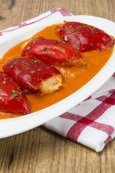 Pimientos del piquillo rellenos bacalao y gambas