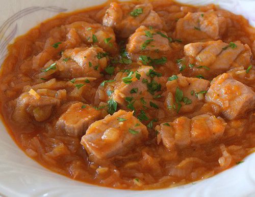 Atún encebollado al pimentón
