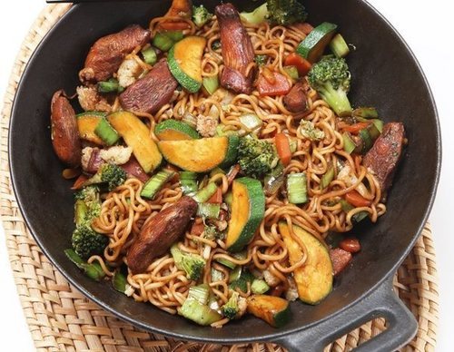 Noodles con pollo y verduras