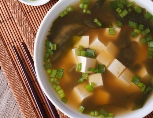 Sopa de miso y tofu