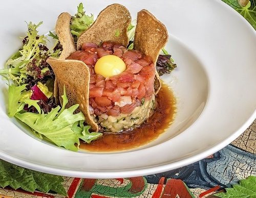 Tartar de atún rojo con yema de huevo