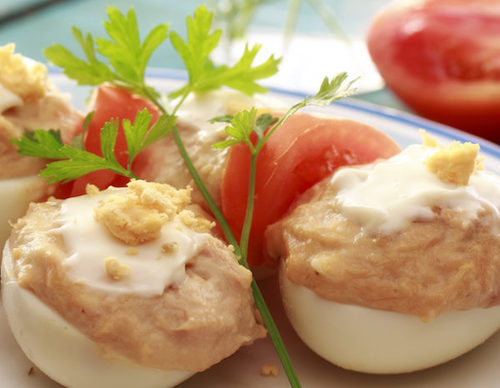 Huevos rellenos de atún