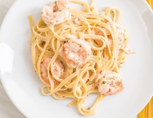 Spaghettis con gulas y gambas