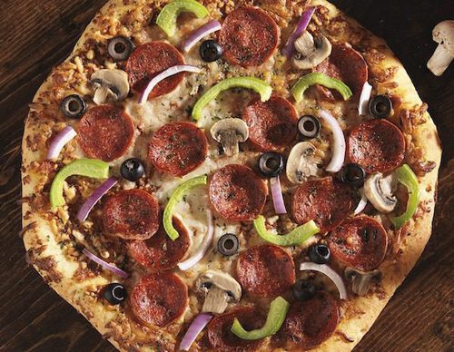 Pizza de salami, champiñones y pimiento