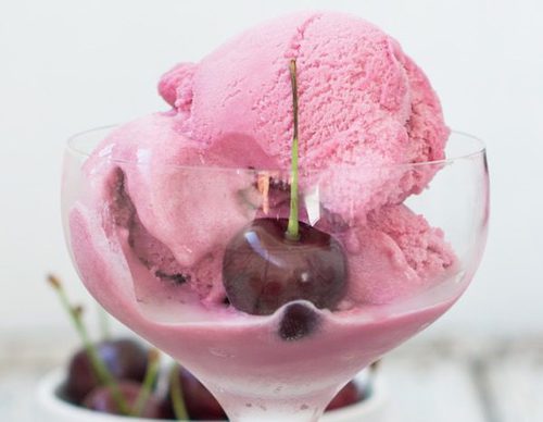 Helado de cerezas y yogurt