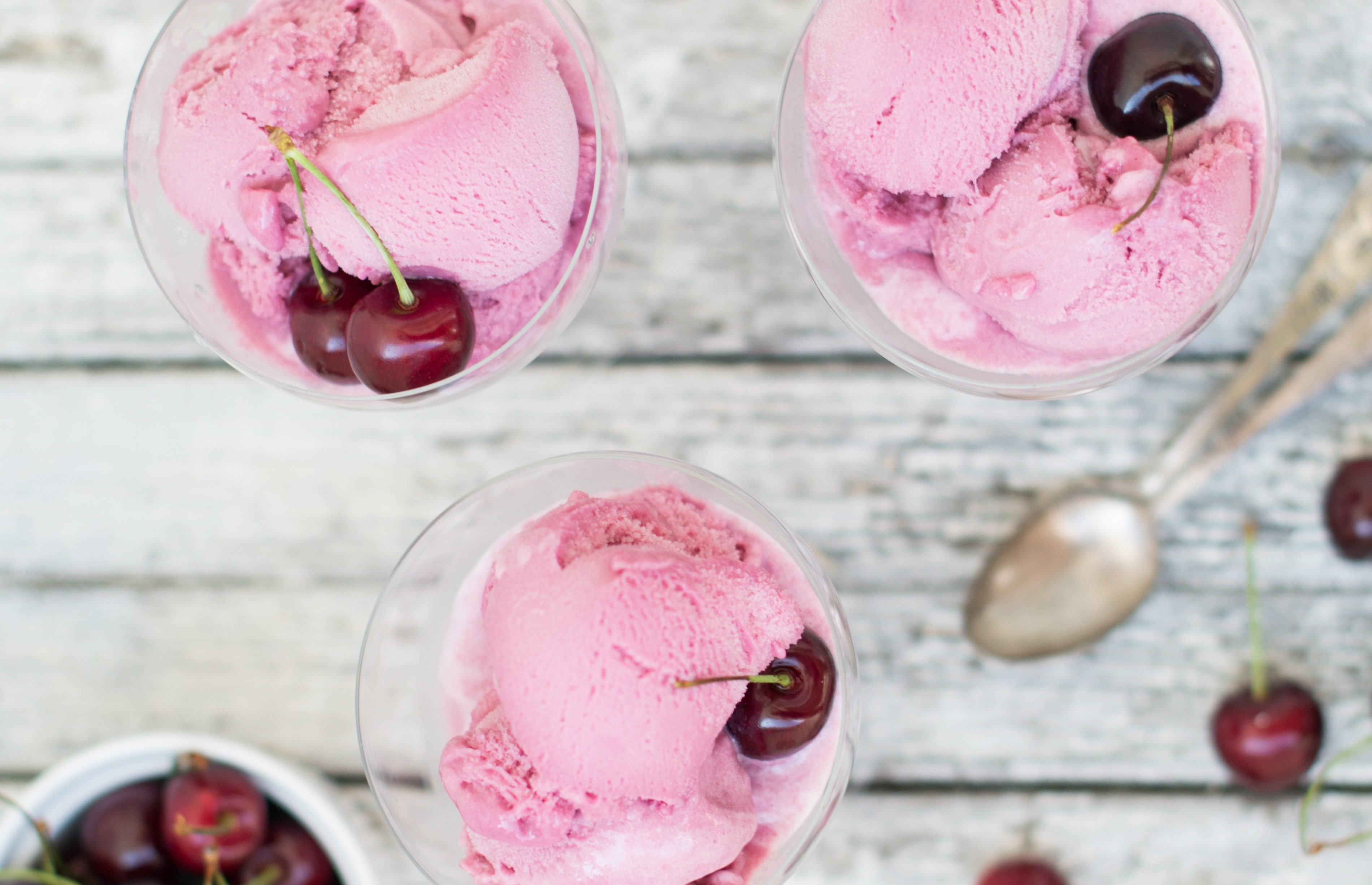 Helado de cerezas y yogurt