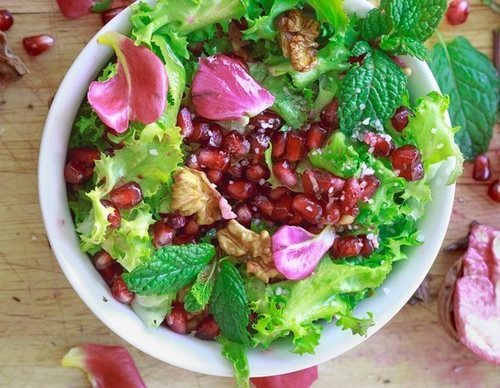 Ensalada de escarola con nueces y granada