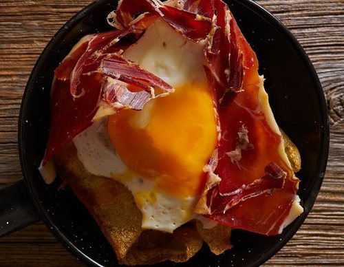 Huevos rotos con jamón