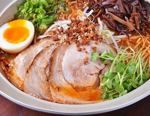 Ramen de carne y verduras