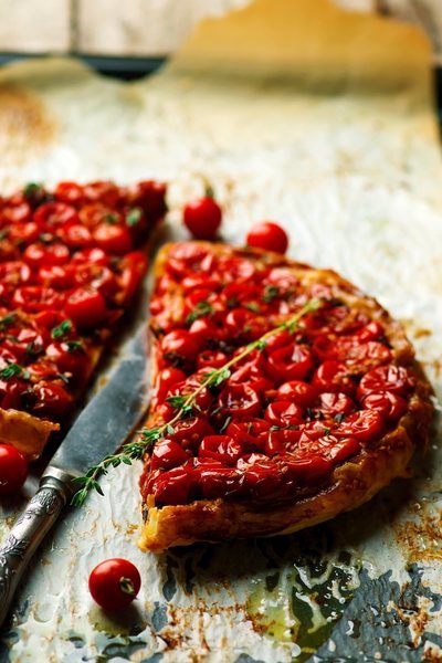 Tarta tatín de tomate y queso de cabra