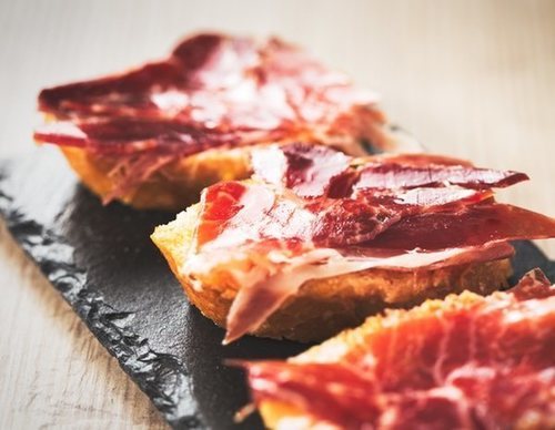 Tosta de jamón con salmorejo
