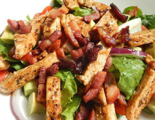 Ensalada de lechuga con bacon y aguacate