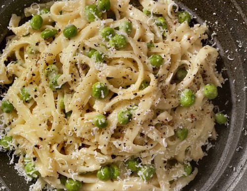 Tagliatelle cremosos con guisantes