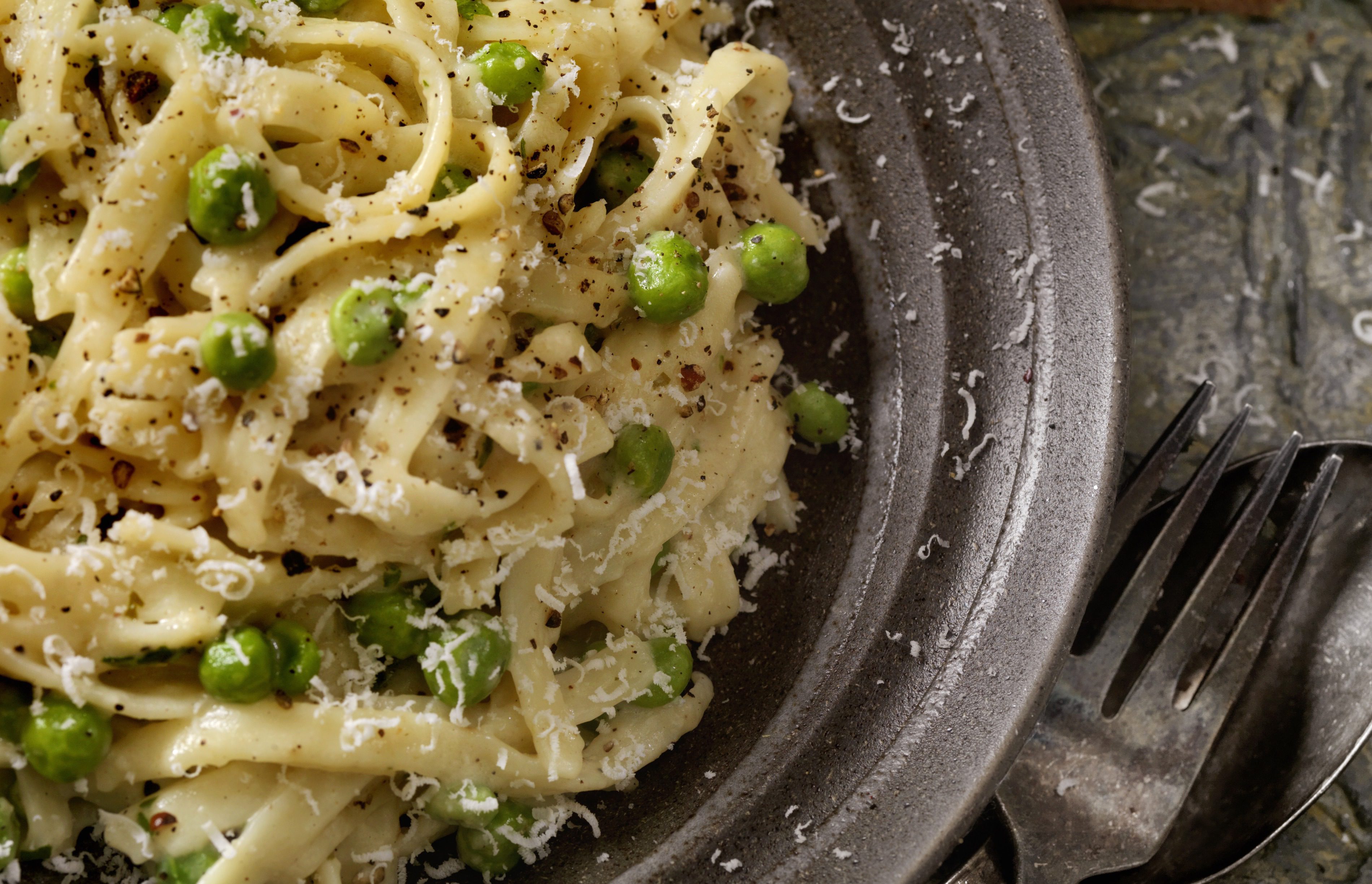 Tagliatelle cremosos con guisantes