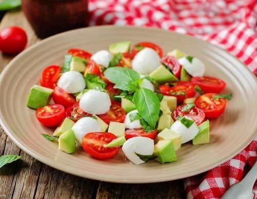 Ensalada de aguacate y mozzarella