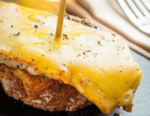 Montadito de lomo y queso