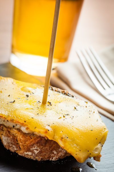 Montadito de lomo y queso