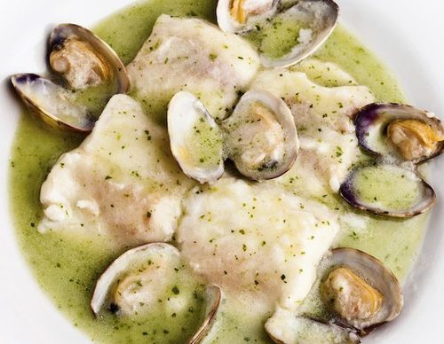 Merluza en salsa verde con almejas