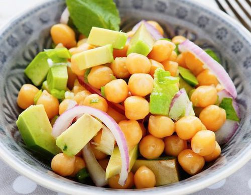 Ensalada de garbanzos con aguacate