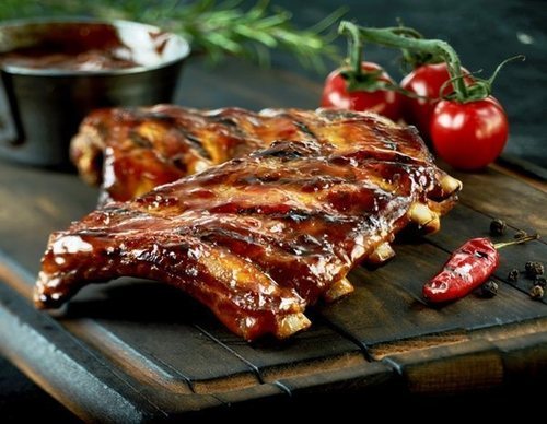 Costillar de cordero asado