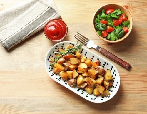 Patatas al horno con verduras