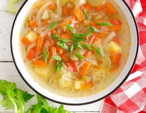 Sopa de verduras en juliana