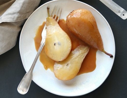 Peras pochadas con caramelo