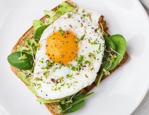 Tostadas con aguacate, espinacas y huevo frito