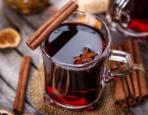 Vino caliente de Navidad con canela